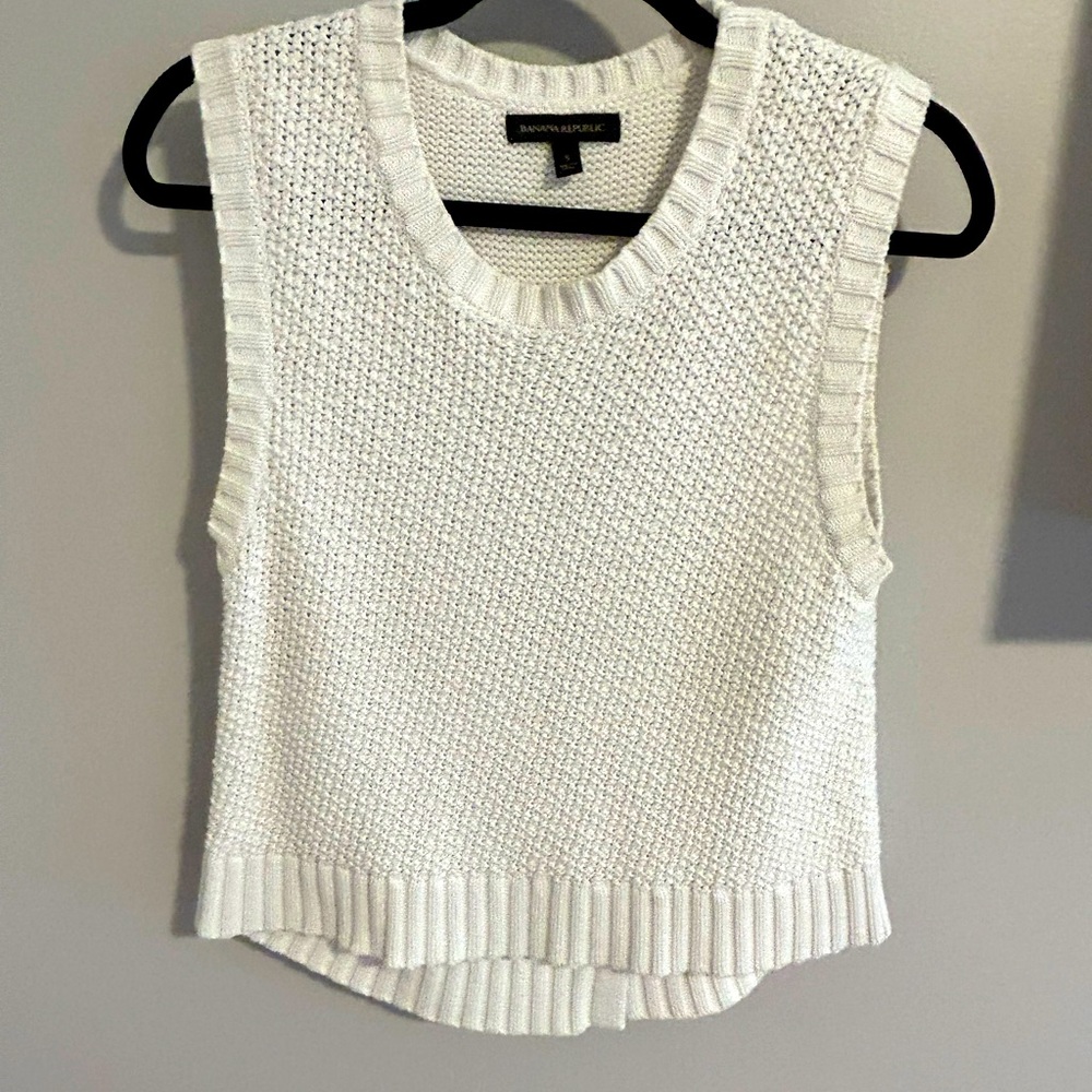 Banana Republic small white sleeveless sweater.